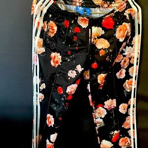 Active pants . Fun floral print. zipper pockets